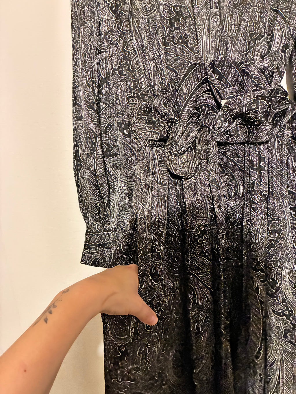 Vestidok largo gris satinado con escote cruzado