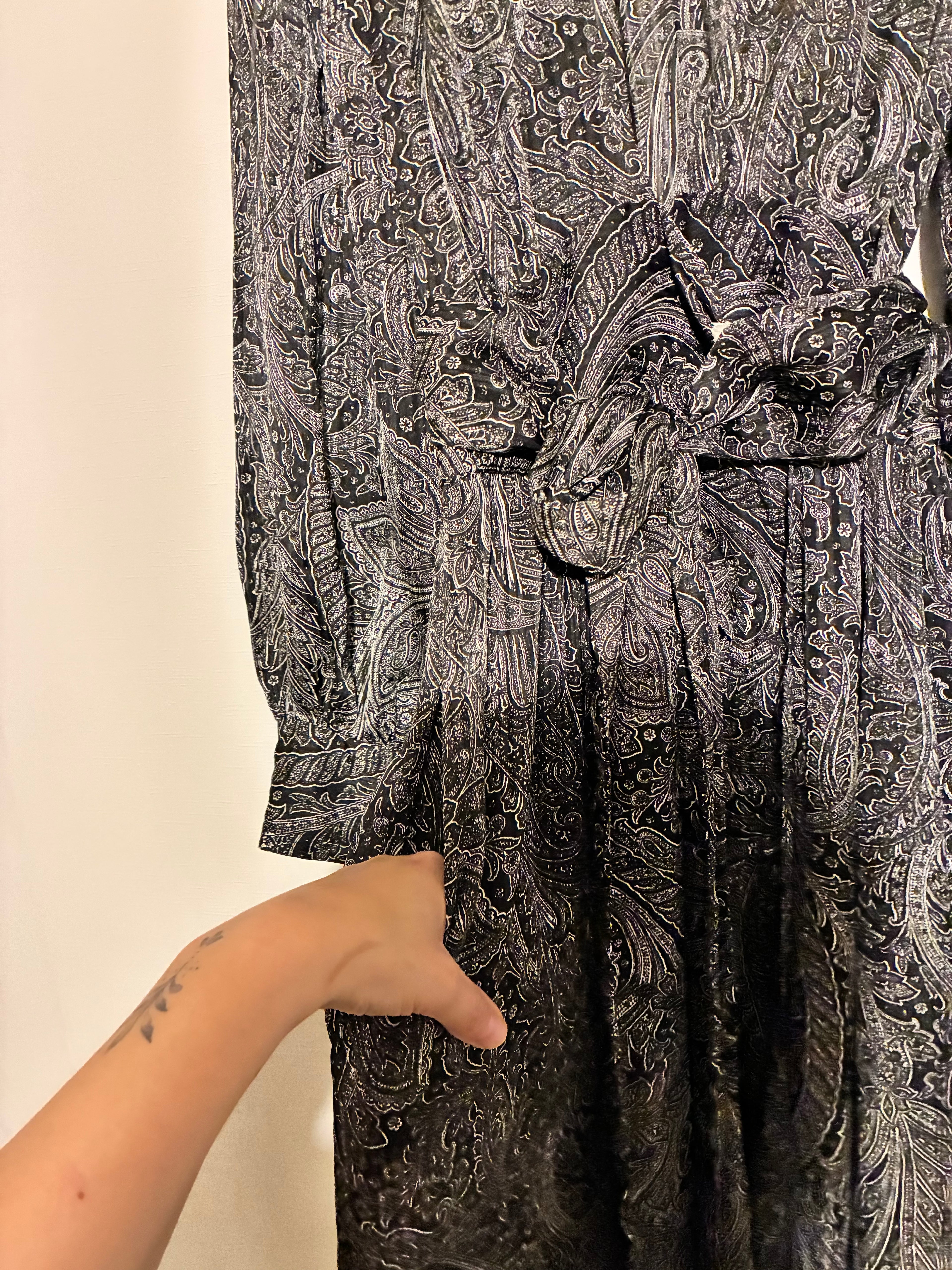 Vestidok largo gris satinado con escote cruzado