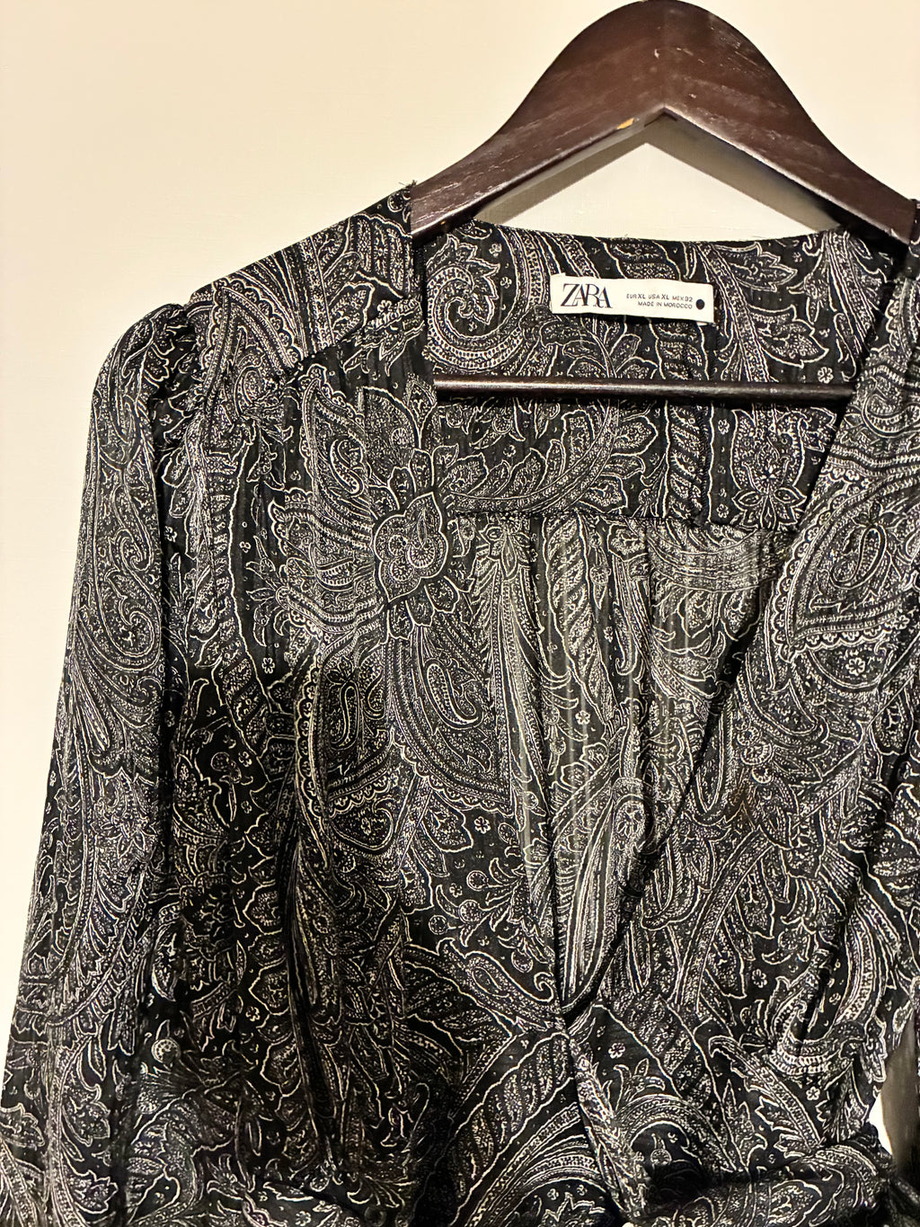 Vestidok largo gris satinado con escote cruzado