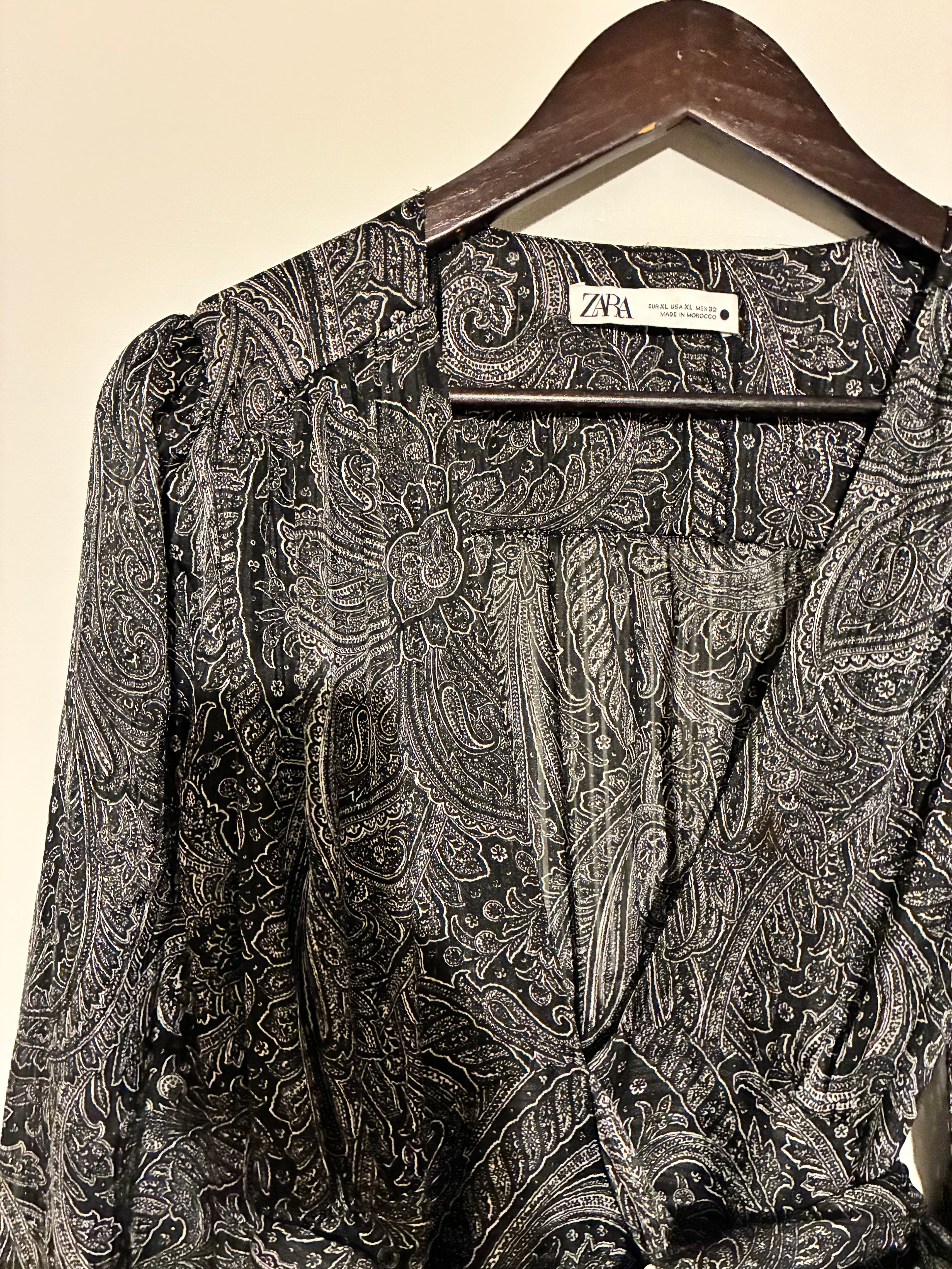 Vestidok largo gris satinado con escote cruzado