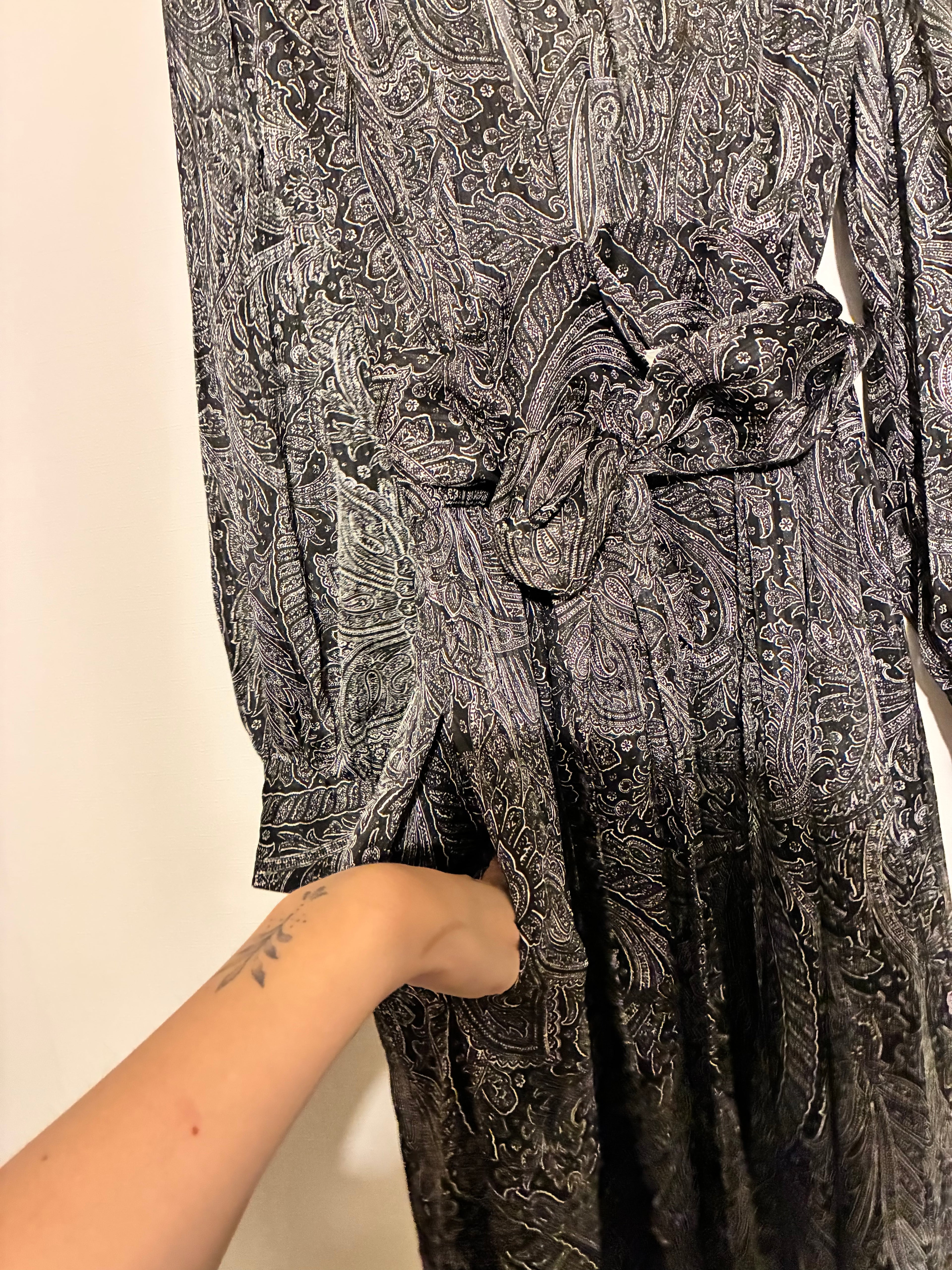 Vestidok largo gris satinado con escote cruzado