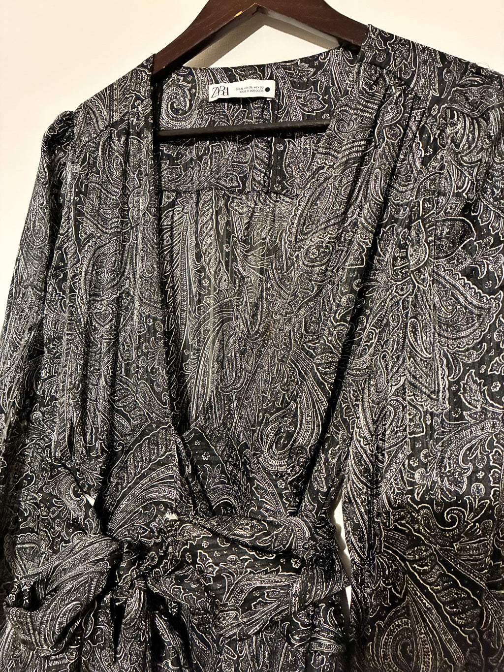 Vestidok largo gris satinado con escote cruzado