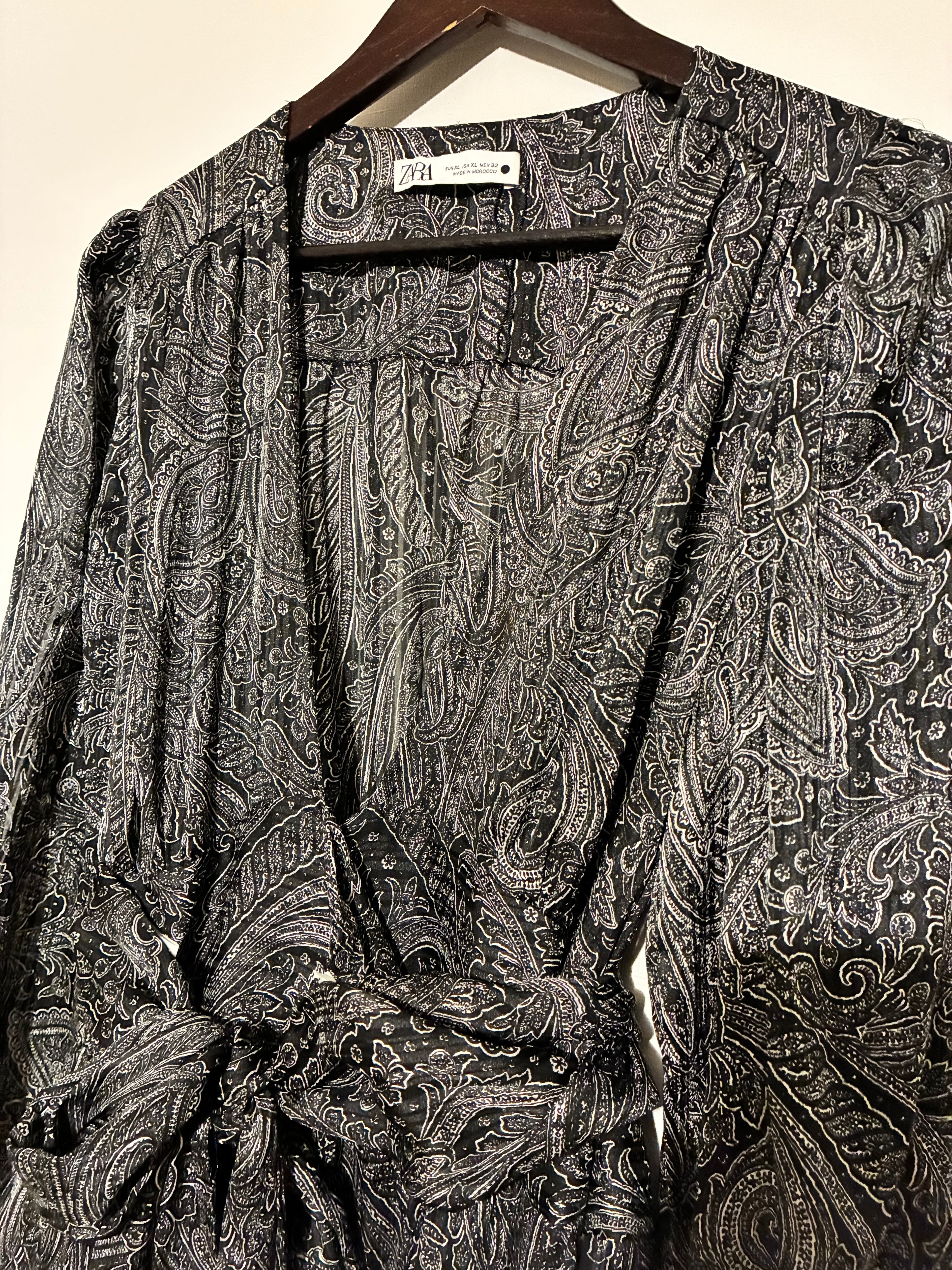 Vestidok largo gris satinado con escote cruzado