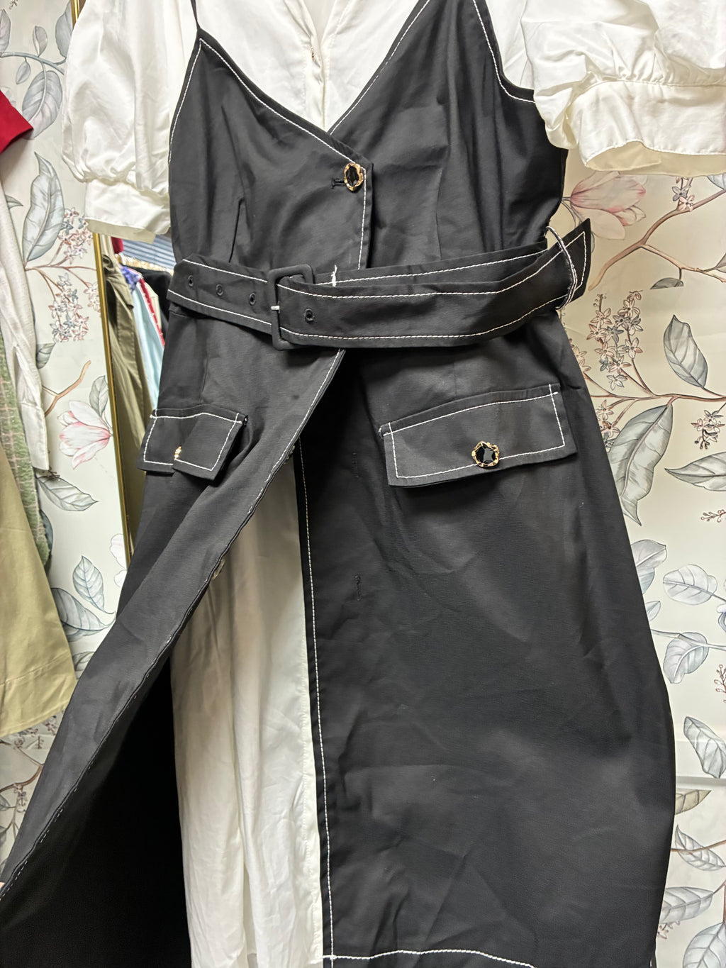 Vestido negro con camisa blanca integrada