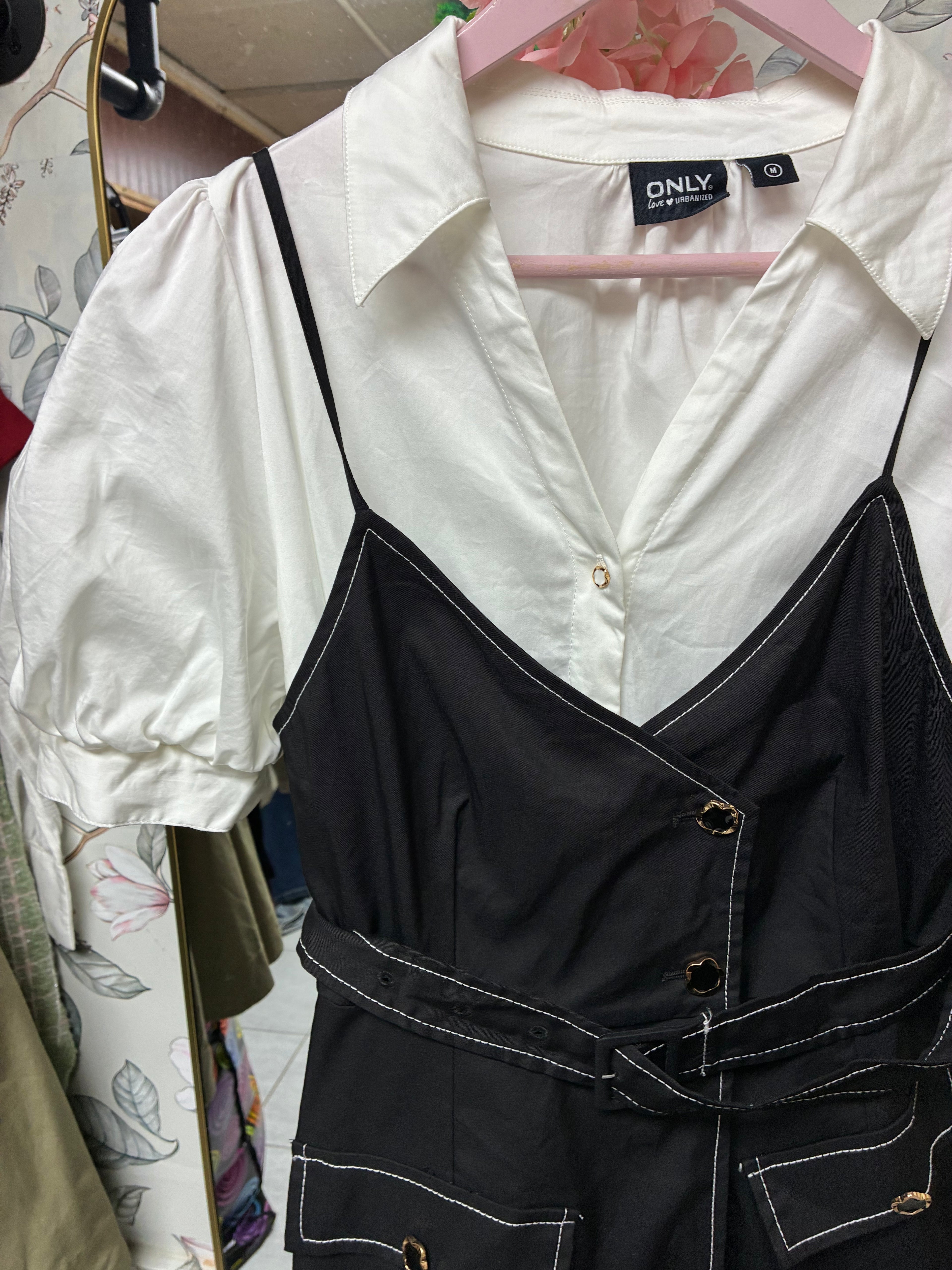 Vestido negro con camisa blanca integrada