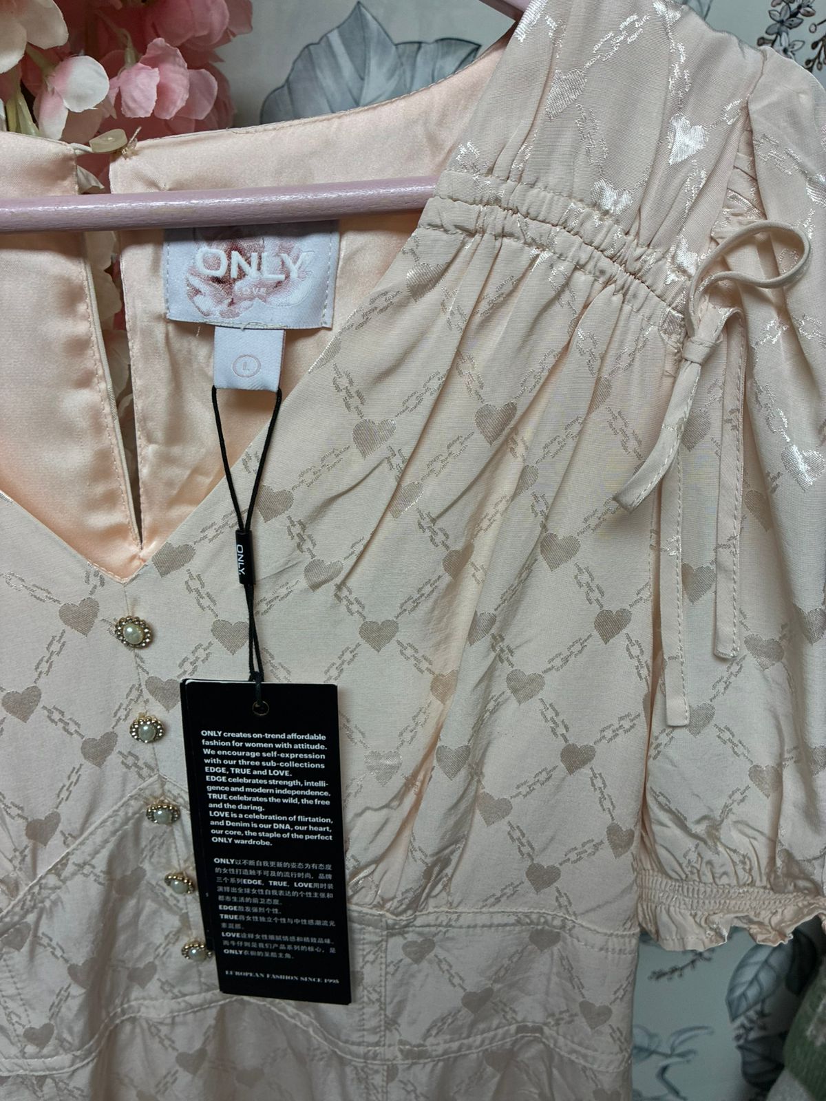 Vestido rosa satinado largo con botones y manga corta