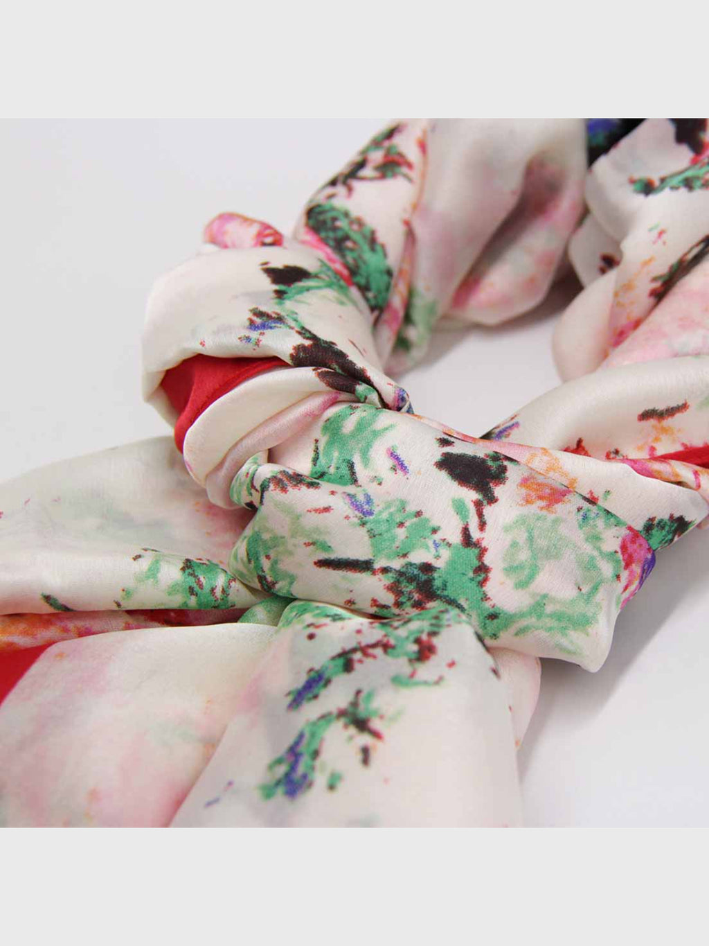 Pañuelo de Seda – Mariposas y Ribete Rojo