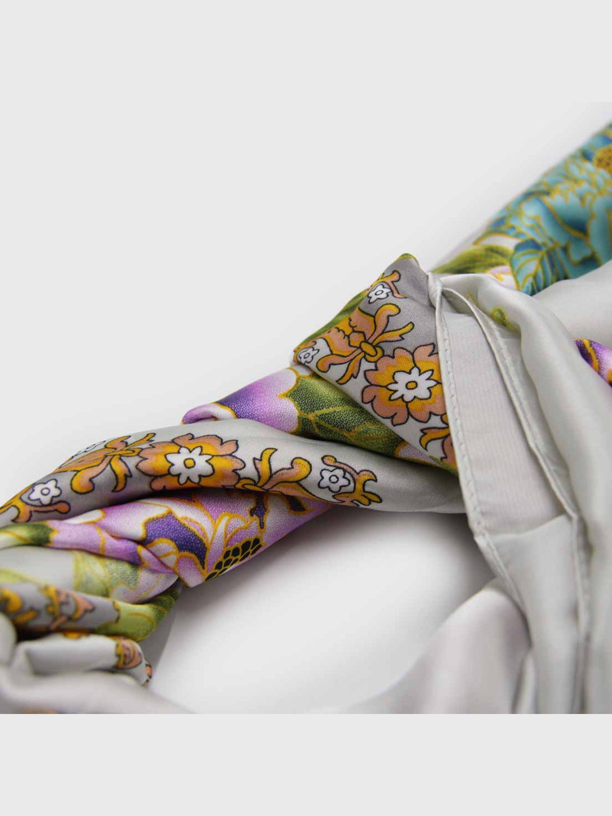 Pañuelo de Seda – Peonías y Borde Dorado