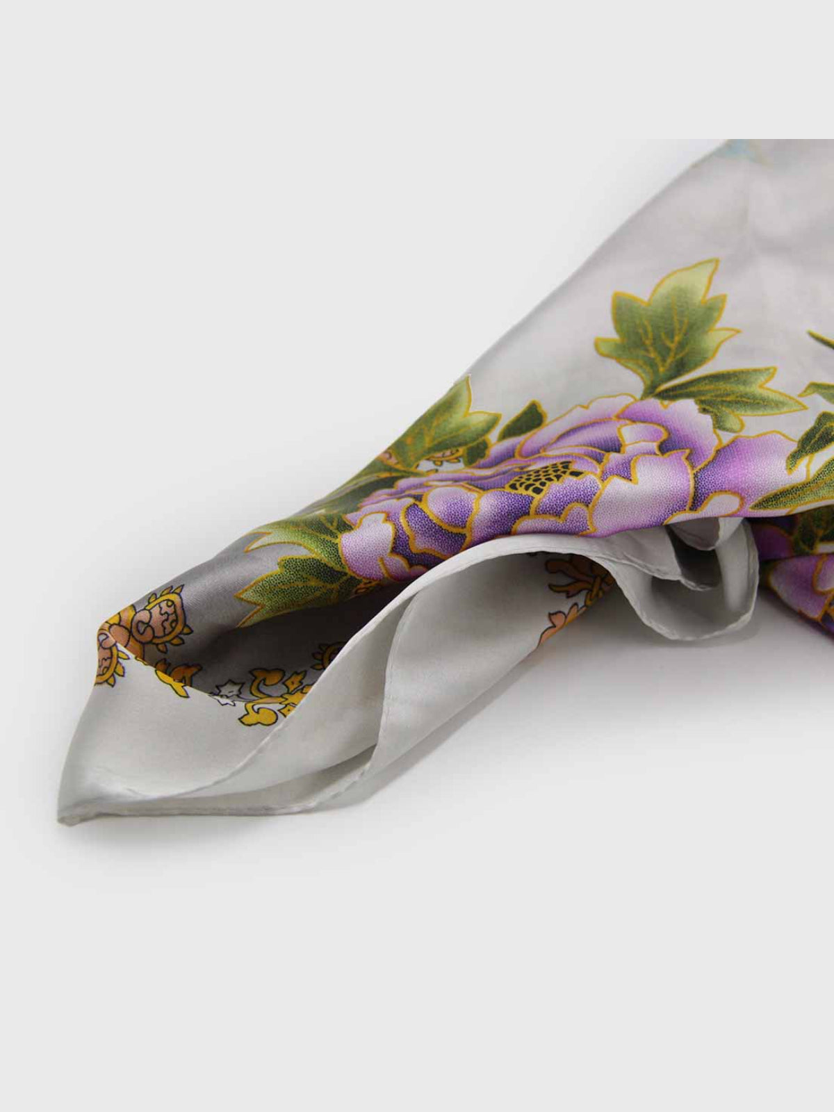 Pañuelo de Seda – Peonías y Borde Dorado